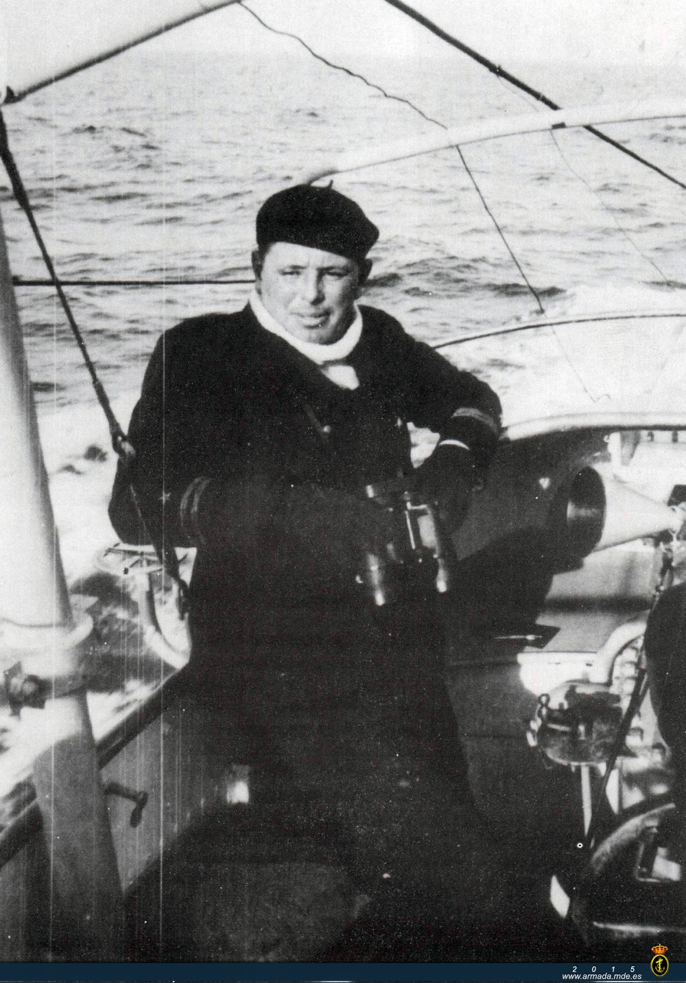 Año 1934. El TN Narciso Nuñez Olañeta Comandante del B-1 en la vela del submarino.